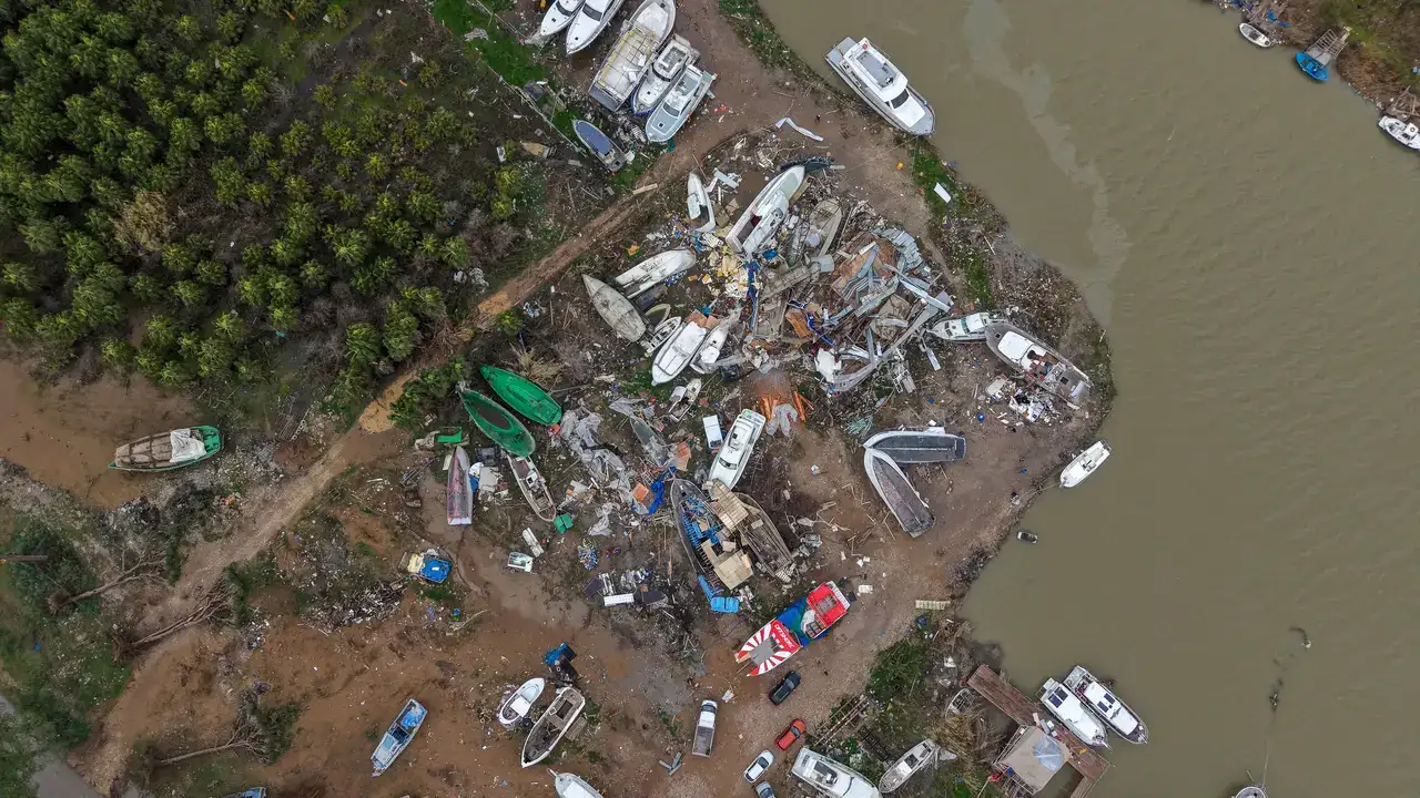 Fırtına ve Hortum Seraları Yıktı, Yollar Göle Döndü 16
